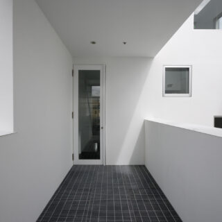 LDKの先にあるテラスは、お風呂場と子供部屋の間の空間。吹き抜け横のため陽も当たりやすく、洗濯物干しの場としても活用されているという。
