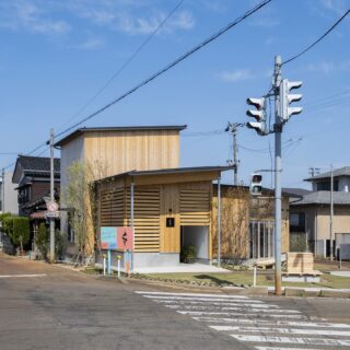 外観。建物の左側に沿って走っているのが、彌彦神社に向かう道路。エントランスラウンジをこの向きに合わせて計画したおかげで、初めてこの道を通る人も入りやすい
photo by 内藤雅子
