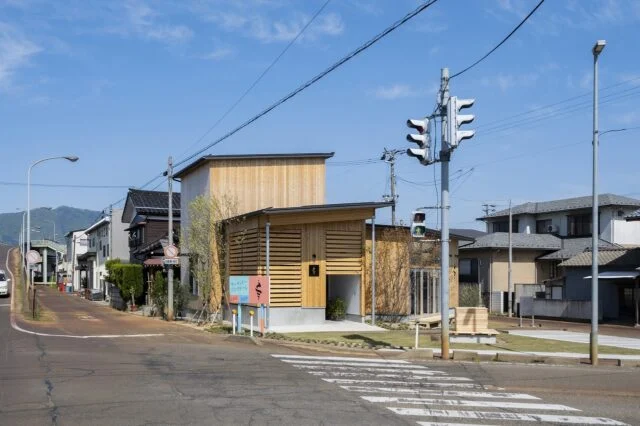 外観。建物の左側に沿って走っているのが、彌彦神社に向かう道路。エントランスラウンジをこの向きに合わせて計画したおかげで、初めてこの道を通る人も入りやすい
photo by 内藤雅子
