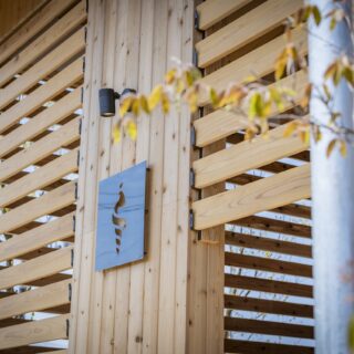 エントランスラウンジ。金物を用いた看板は、地元の金属加工会社に依頼した
photo by 内藤雅子
