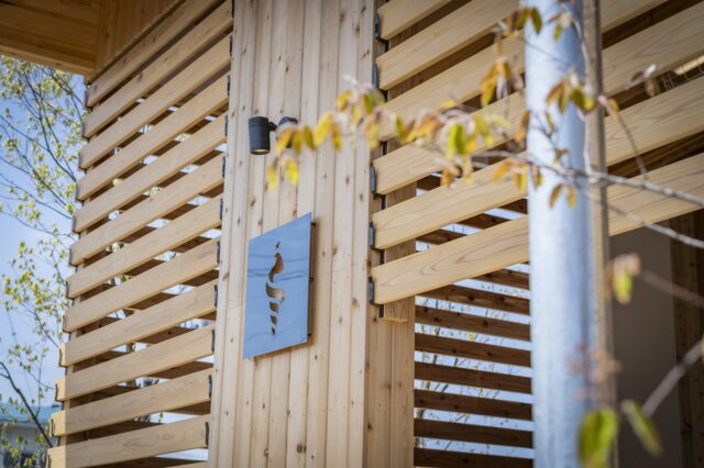 エントランスラウンジ。金物を用いた看板は、地元の金属加工会社に依頼した
photo by 内藤雅子
