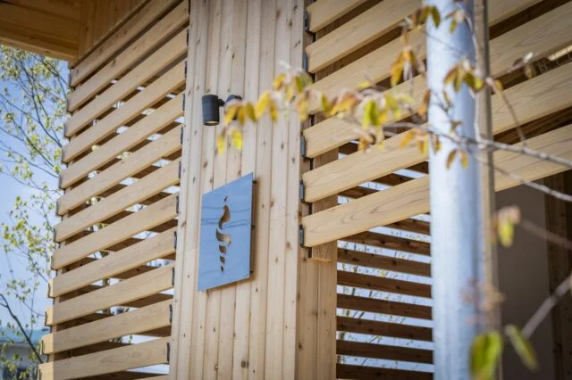 エントランスラウンジ。金物を用いた看板は、地元の金属加工会社に依頼した
photo by 内藤雅子
