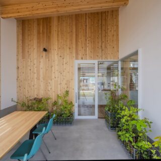 エントランスラウンジは半屋外空間。テーブルや椅子を置くゆとりがあり、活用の幅は広い。グリーンは在来種から選ばれている。内部に進む部分がL字に開口しているおかげで、室内の中央に位置するスタッフブースからも目が届く
photo by 内藤雅子
