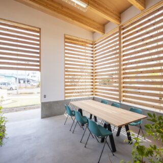 エントランスラウンジ。雪囲いから抜ける光が美しい。年々夏の暑さが厳しくなる中「このように半屋外で日陰になり、風が抜ける空間はますます必要になってくるかもしれません」と三輪さん
photo by 内藤雅子
