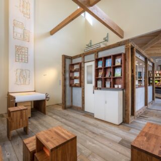 カフェは最も背の高い箱に計画。右奥にショップが見える。ちらりと見えることで抵抗なく行き来できる
photo by 内藤雅子
