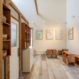 カフェ。ハイサイドから入る光がやさしい。壁面のアートは箱の抜き型を活用
photo by 内藤雅子
