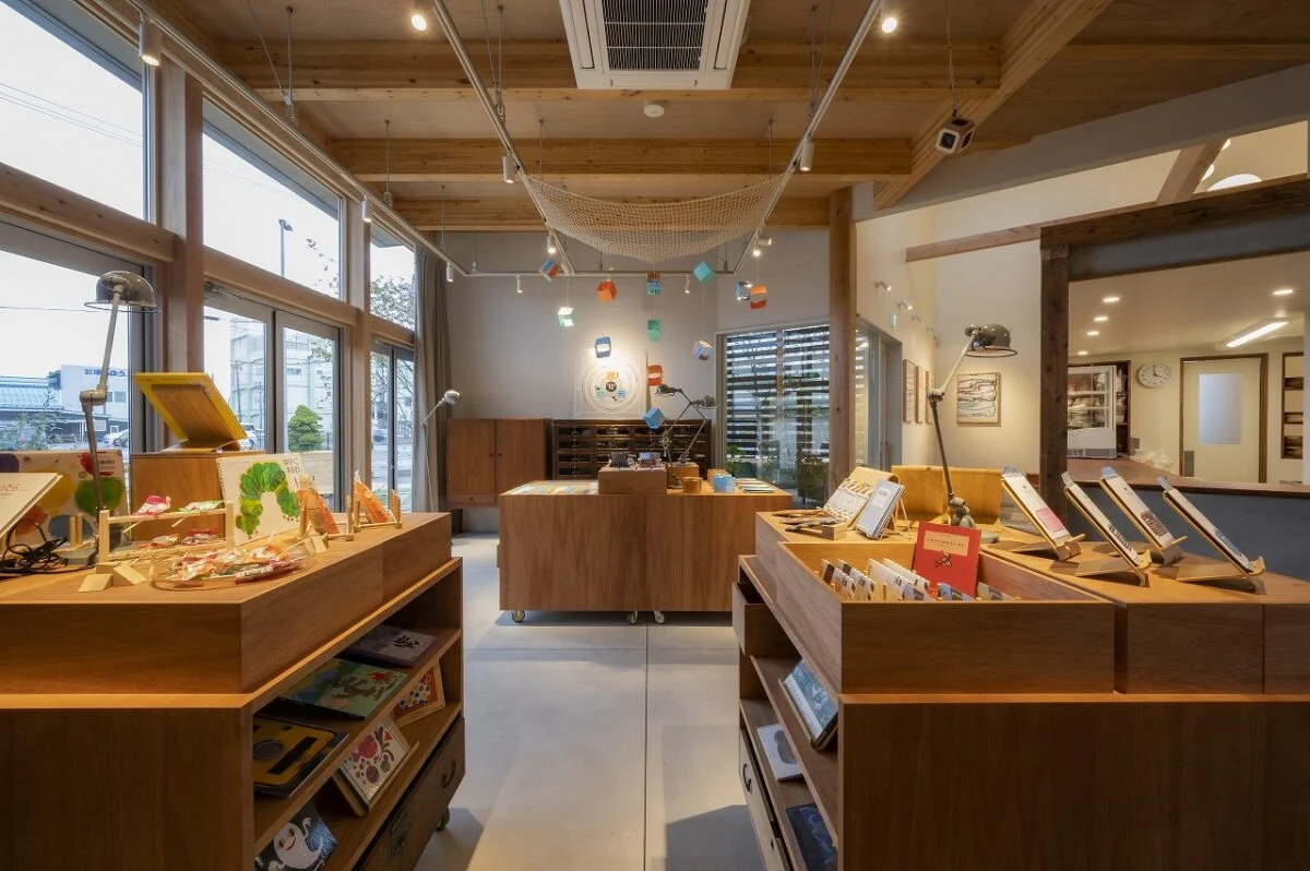 ショップ。道路に向かって開口し、開かれた店だということを強く意識できる。シンプルな空間構成に、梁の美しさが際立つ。右奥のエントランスラウンジから左に入るとカフェがある
photo by 内藤雅子
