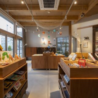 ショップ。道路に向かって開口し、開かれた店だということを強く意識できる。シンプルな空間構成に、梁の美しさが際立つ。右奥のエントランスラウンジから左に入るとカフェがある
photo by 内藤雅子
