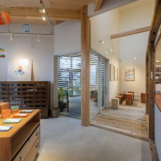 左からショップ、半屋外のエントランスラウンジ、カフェ。最右、古材の柱に囲われてスタッフのエリアがある。素材や天井高さ、仕切りによってそれぞれの空間体験が明確に切り替わるように計画
photo by 内藤雅子
