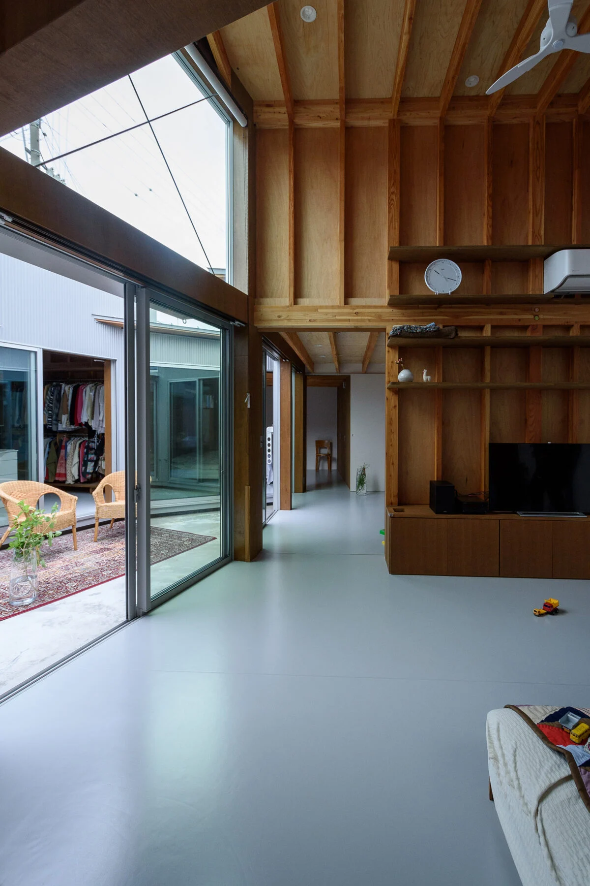まるで2階建ての吹き抜けのような、高い天井高を持つリビング。ハイサイドライトからは明るい光が降り注ぐ
