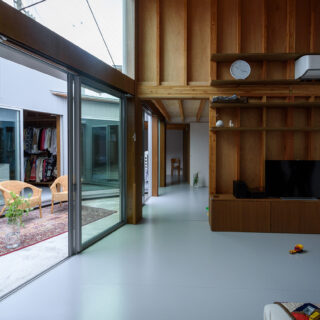 まるで2階建ての吹き抜けのような、高い天井高を持つリビング。ハイサイドライトからは明るい光が降り注ぐ
