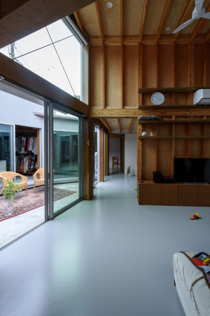 まるで2階建ての吹き抜けのような、高い天井高を持つリビング。ハイサイドライトからは明るい光が降り注ぐ
