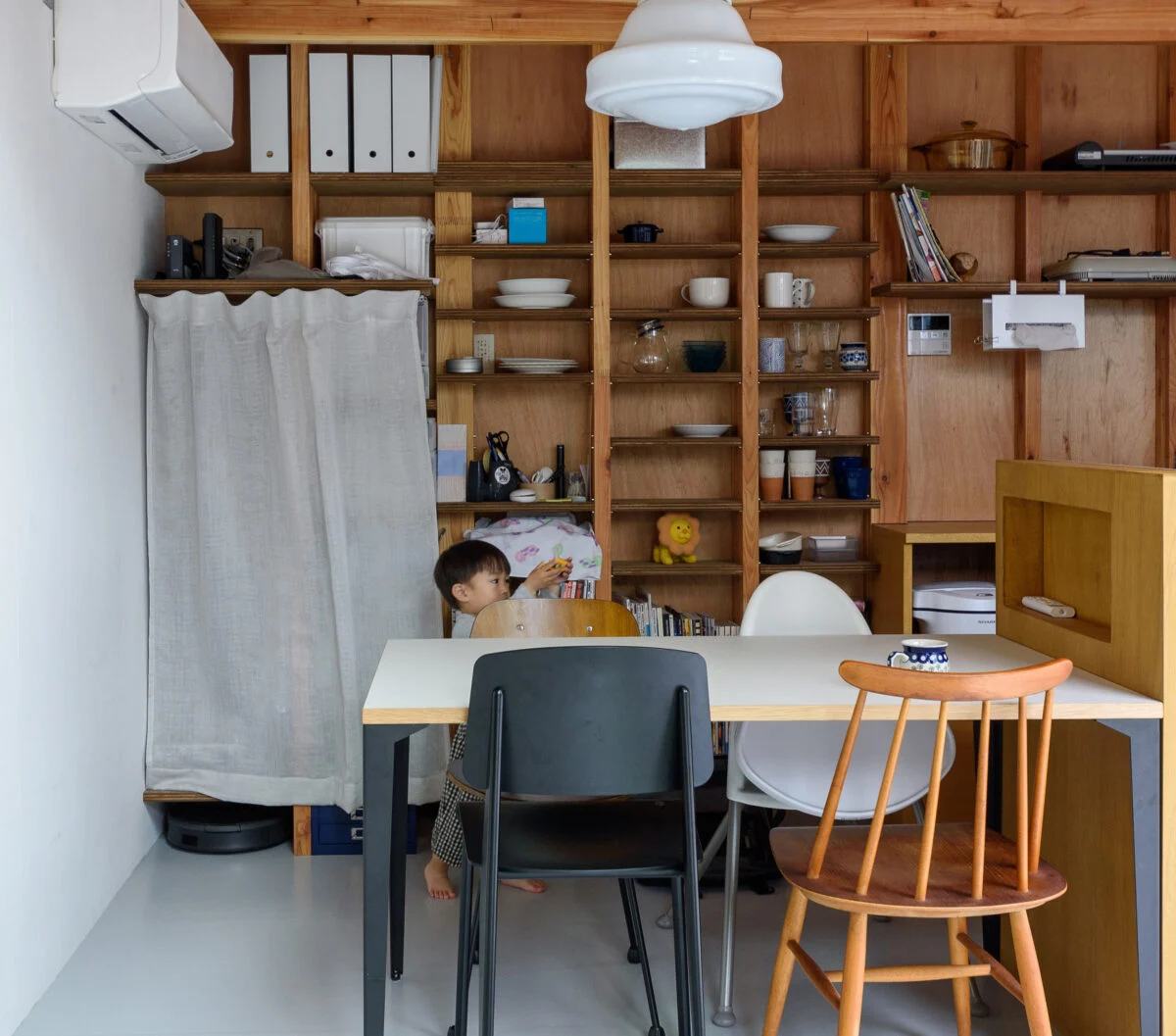 ダイニング。柱現わしの壁には多くの棚が設けられ、食器などが収納されている。とても便利で好評だという
