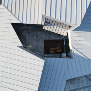 上空より。作品名“7部屋のコートハウス”が示すとおり、中央の中庭を7つの部屋が取り囲む。各部屋は敷地境界線と平行に配置され、様々な方向を向いている。中央の中庭も単なる長方形ではなく、視線のカットや他の部屋からの見え方を考えて設計されている

