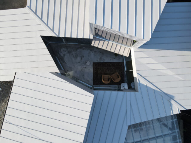 上空より。作品名“7部屋のコートハウス”が示すとおり、中央の中庭を7つの部屋が取り囲む。各部屋は敷地境界線と平行に配置され、様々な方向を向いている。中央の中庭も単なる長方形ではなく、視線のカットや他の部屋からの見え方を考えて設計されている
