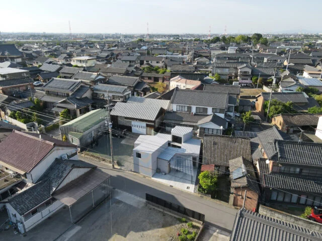 外観（南側鳥瞰）。道路は緩やかに曲がり、斜交する交差点によって周辺の家はさまざまな方向を向いて建てられている。本作品の各部屋も様々な方向を向いて建てられているため、周囲に溶け込み違和感はない
