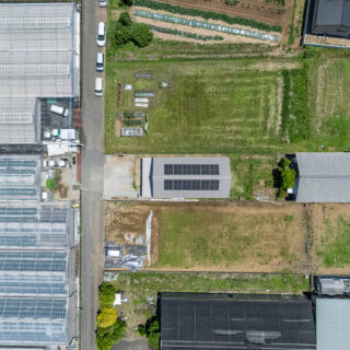 敷地全体をドローンで上空から撮影。敷地の両サイドはもともと田だった土地で、市街化調整区域内にあるため隣家が建ちにくい。左側に見えるのはミニトマトのビニールハウスだ

