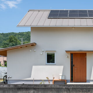 敷地西側に木を植えた。窓の位置に植えることで、成長したときに目隠し兼日除けとなることを期待
