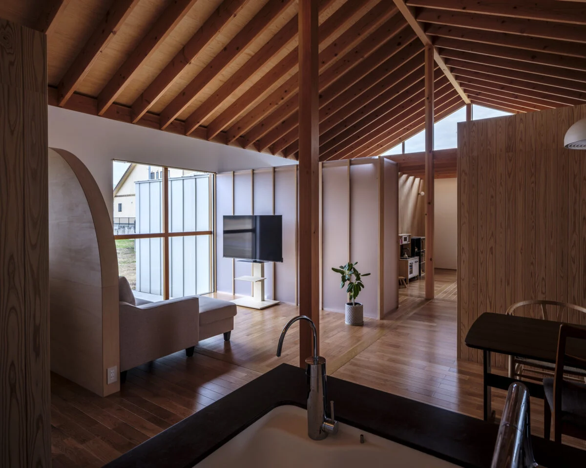 キッチンから見たリビング。大型の窓を閉めた時、建具が壁に隠れるように設置されている。キッチンからフリースペースで遊ぶ子供の姿を見ることができるため、とても安心できると奥様から好評だそうだ
