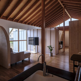 キッチンから見たリビング。大型の窓を閉めた時、建具が壁に隠れるように設置されている。キッチンからフリースペースで遊ぶ子供の姿を見ることができるため、とても安心できると奥様から好評だそうだ
