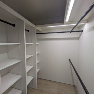 撮影：ef設計 一級建築士事務所
玄関から浴室までの動線上にある大容量のWIC。洗濯機・乾燥機置き場もあり、衣類に関する家事がこのゾーン１つで完結する。