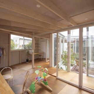 子供部屋。道路側に配置されたスタディー・スペースには窓が設置されている。窓は道路を歩く人の身長よりも高い位置に配置され、視線を気にせずに机に向かうことができる
