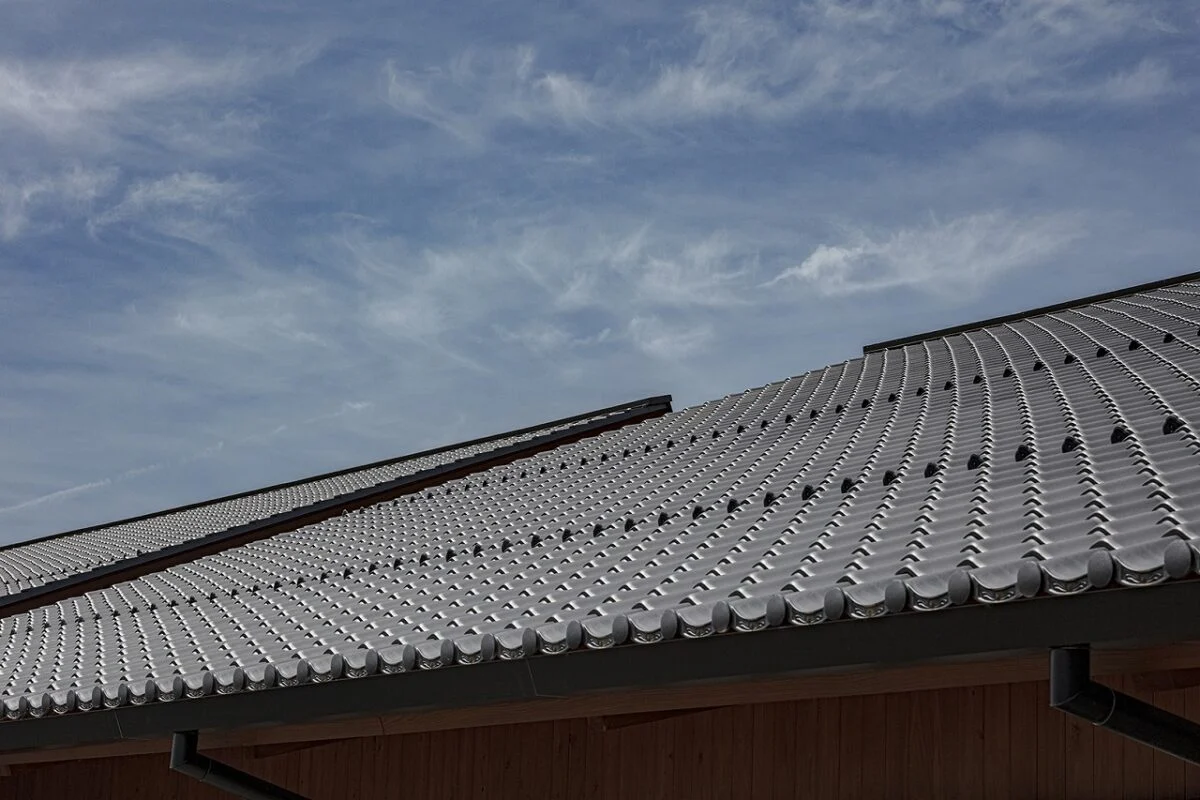 屋根は、平面的にほんのりと弧を描き、立体的にも少し膨らみのある形状。そのため、瓦の凹凸の連なりで見えてくる「雁足（がんあし）」と呼ばれるラインが、微妙にカーブして見える仕上がりとなった。一般的な瓦屋根では見られない、こんな意匠を観賞できるのも楽しい