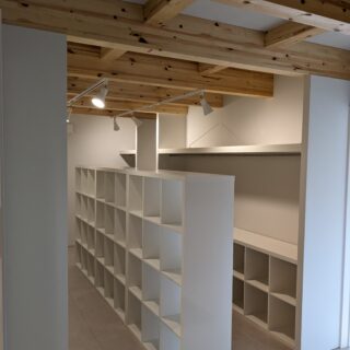 ９畳もあるオープンなクローク。両サイドにはハンガーラック、中央には格子の棚が並ぶ。各部屋へと繋がる便利な位置にある。「生活感のあるものを隠せる」と奥様に大好評。
