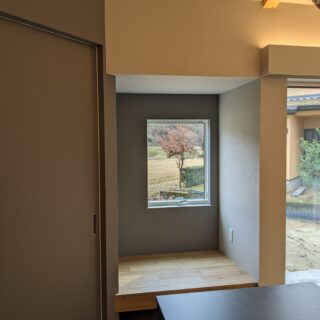 「陽が当たって、こもれる場所がほしい」とのリクエストに応じて考えられた小上がり。ベンチとして座ったり、お子さんが遊んだりするスペースに。窓が庭の景色を切り取る額縁のよう。
