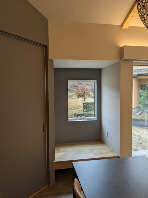 「陽が当たって、こもれる場所がほしい」とのリクエストに応じて考えられた小上がり。ベンチとして座ったり、お子さんが遊んだりするスペースに。窓が庭の景色を切り取る額縁のよう。
