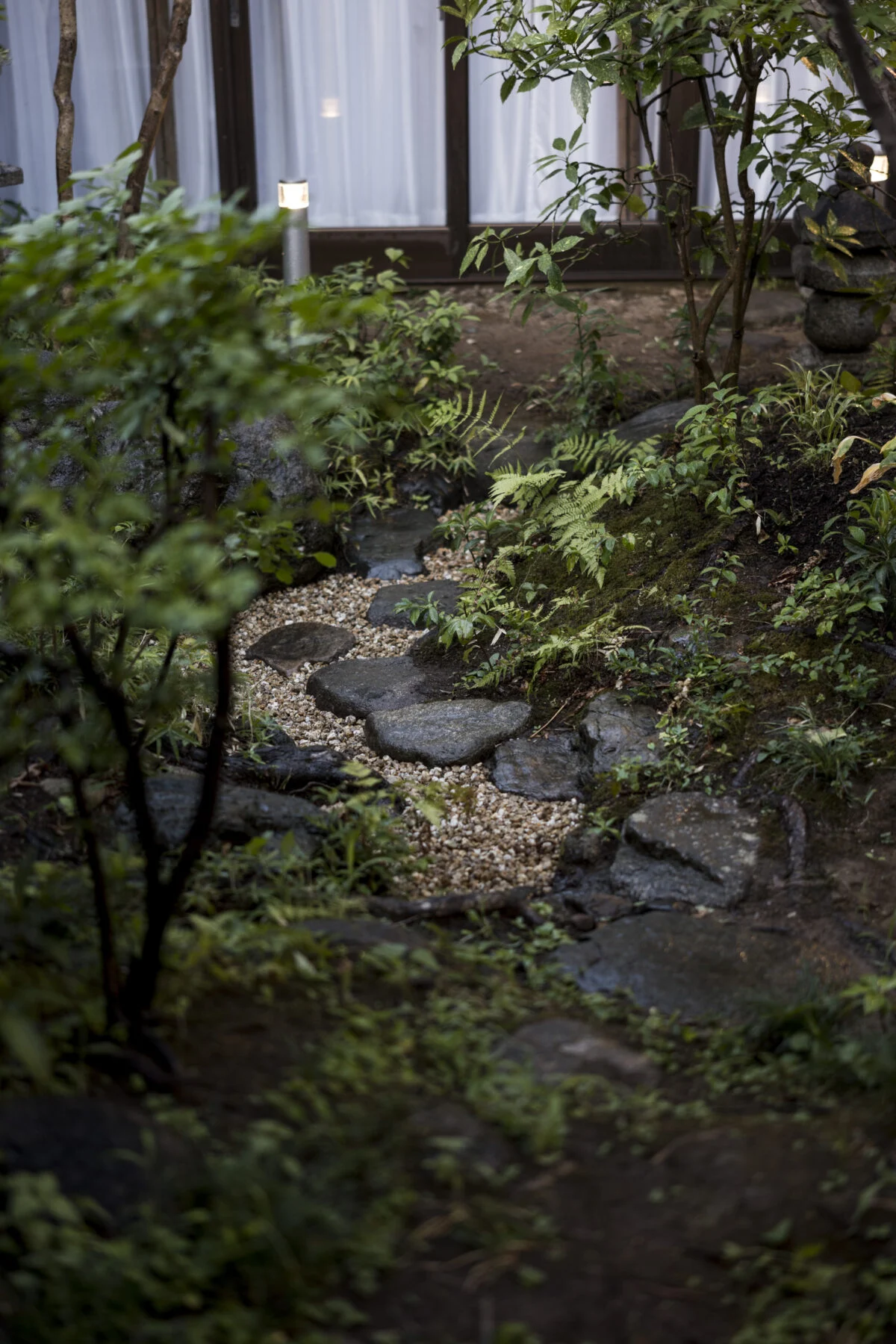 改修された中庭。苔で有名な小松市の特徴を表すように、石には早くも苔がつきはじめている
