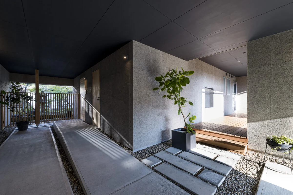 ピロティ（全景）。1階の部屋だった場所を外部化したため、雨や雪を防ぐ広大なエリアが誕生した。降雪地域ではとても便利で重宝しているという。ウッドデッキ（写真右）の前には庭を眺められる浴室窓が設置されている
