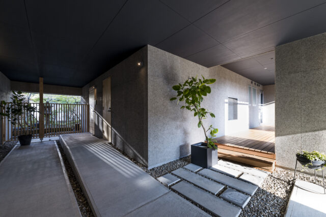 ピロティ（全景）。1階の部屋だった場所を外部化したため、雨や雪を防ぐ広大なエリアが誕生した。降雪地域ではとても便利で重宝しているという。ウッドデッキ（写真右）の前には庭を眺められる浴室窓が設置されている
