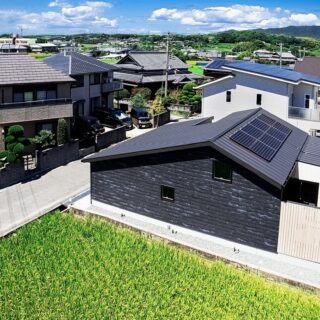 撮影：福澤　昭嘉
付近には住宅や田畑が点在する雰囲気の中に佇むH邸。屋根上の太陽光パネルで発電、蓄電池やエネファームも備え、災害時にも機能停止することがないようにした。