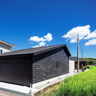 撮影：福澤　昭嘉
黒い外壁はHさんの好みSOLIDOを採用。ビルトインガレージのシャッターも外壁と色を合わせ、統一感を出した。