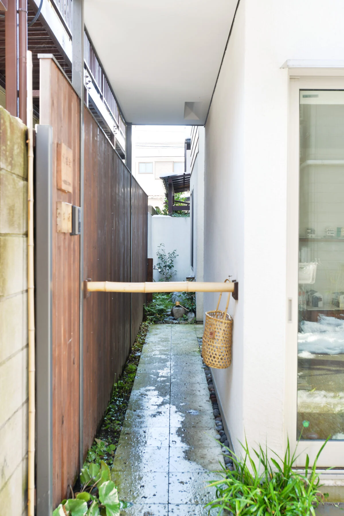 エントランスへの通路に渡された、門扉代わりの竹。京都の寺院にある、立入禁止の柵から発想したそうだ
