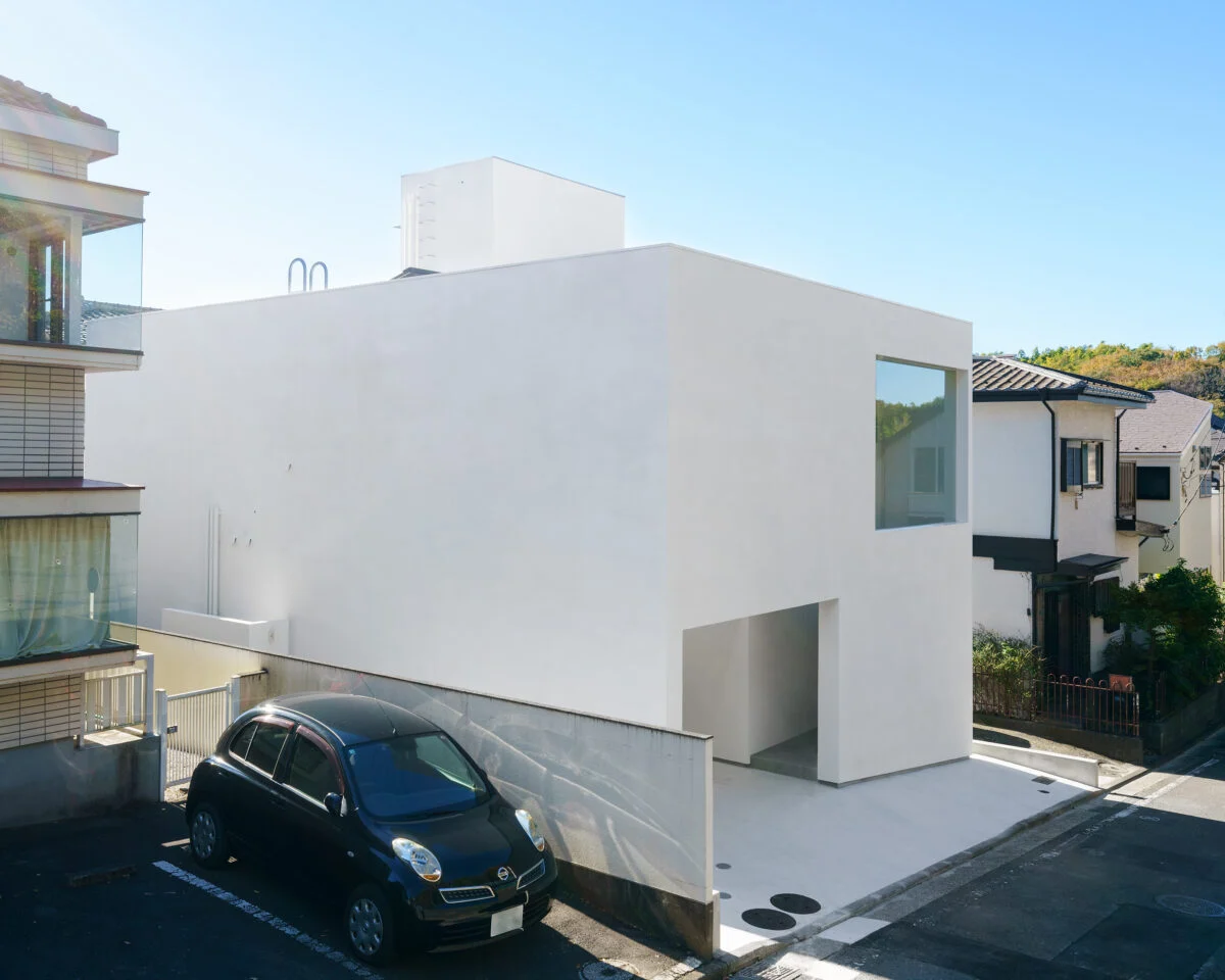 隣家と接する部分には、窓も設けず「外に閉じる」。そのぶん８つの光庭で、光を採り込んだ。
