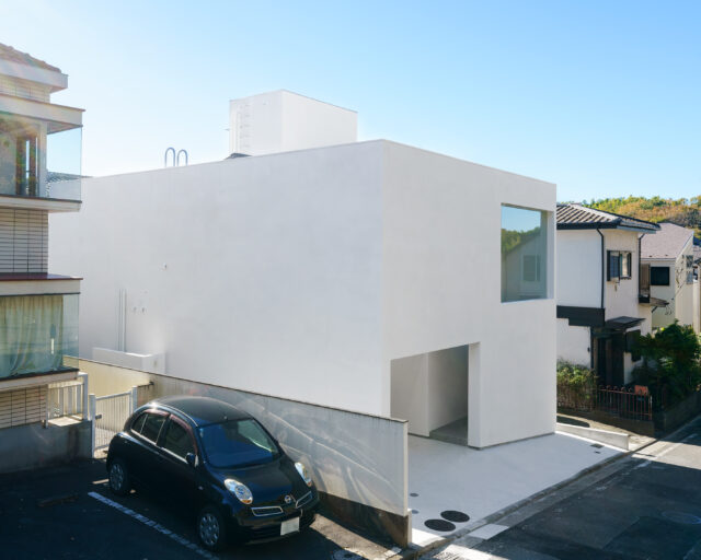 隣家と接する部分には、窓も設けず「外に閉じる」。そのぶん８つの光庭で、光を採り込んだ。
