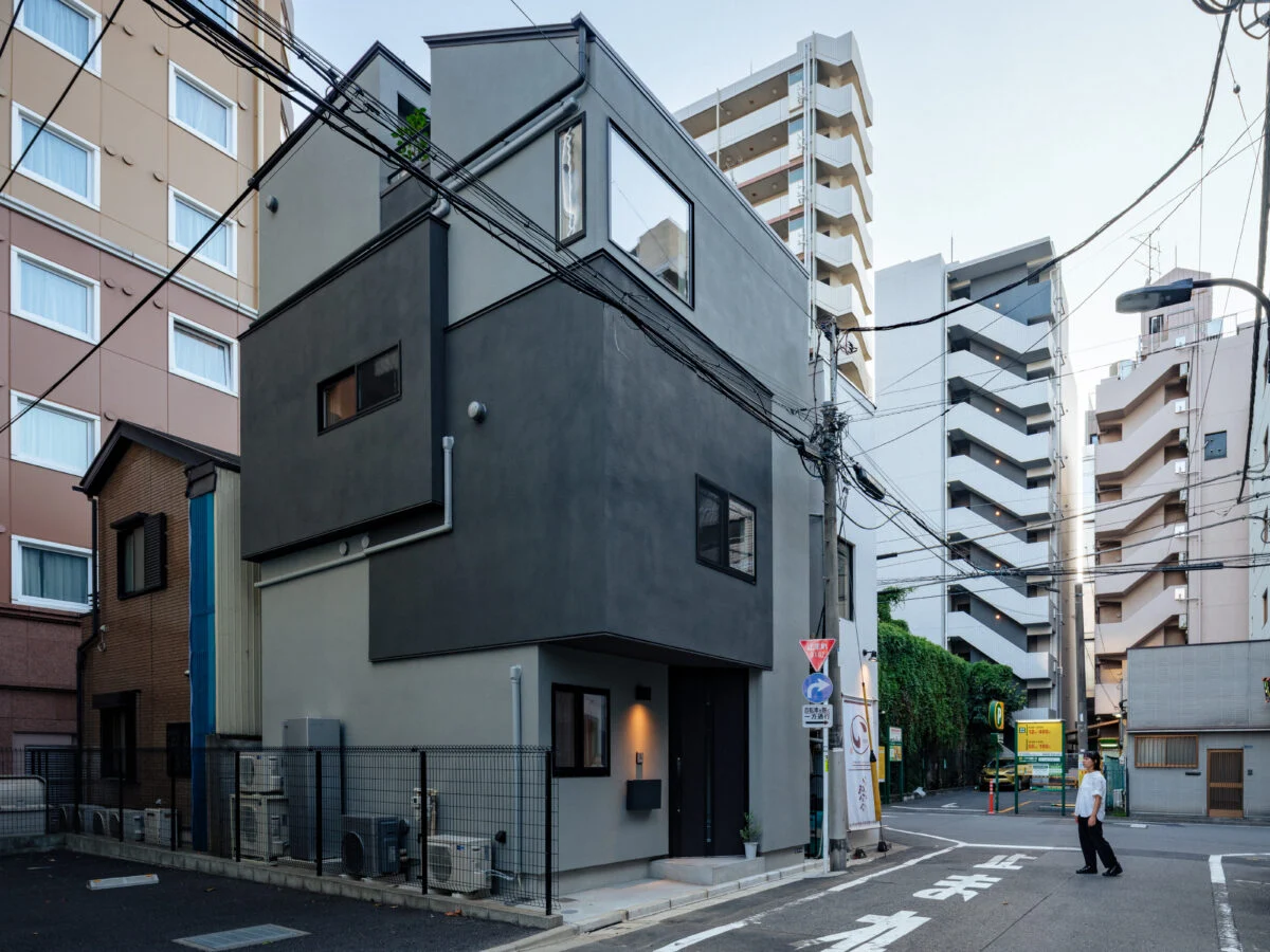さまざまな困難を克服し３階建てに生まれ変わったO邸。道路側以外の横からは大きな窓がとれないため、上部に天空の光庭を設けることで延焼防止建物にできた。（写真☆）
