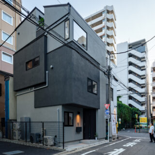 さまざまな困難を克服し３階建てに生まれ変わったO邸。道路側以外の横からは大きな窓がとれないため、上部に天空の光庭を設けることで延焼防止建物にできた。（写真☆）
