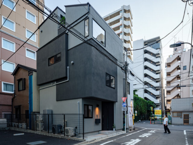 さまざまな困難を克服し３階建てに生まれ変わったO邸。道路側以外の横からは大きな窓がとれないため、上部に天空の光庭を設けることで延焼防止建物にできた。（写真☆）
