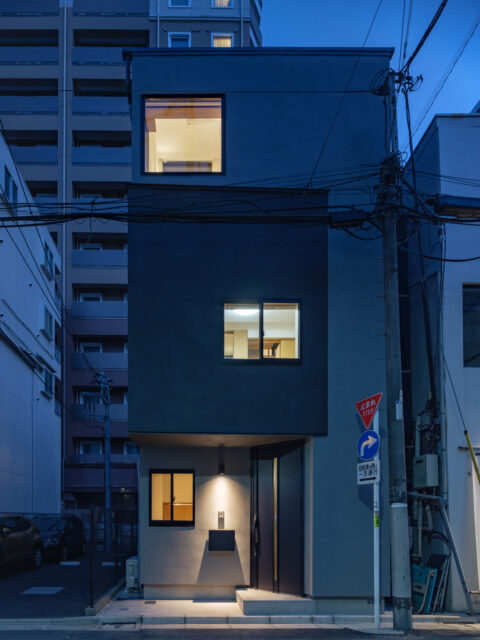 室内空間を最大化するため、敷地めいっぱいまでオーバーハングできるよう素材選びもこだわった。玄関も扉も斜めづけすることで空間をより広く利用。
