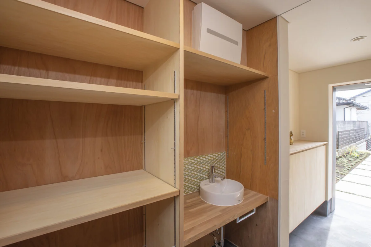 帰宅してすぐに手を洗い、靴や服などを収納できる玄関。リビングに入る前に、直線ですべてが済む動線を意識した
