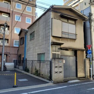 防火地域にある約10坪の土地に建っていた２階建ての旧宅。建物右側と裏には隣家が迫り、後方にも大きな建物があるため、良好な陽当たりが望めない場所だった。
