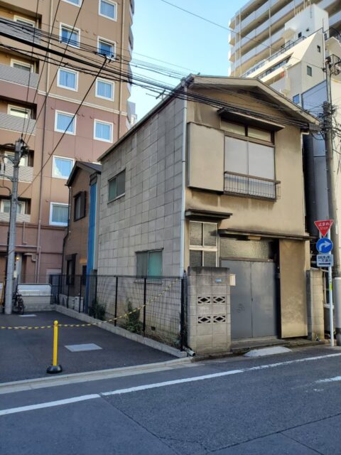 防火地域にある約10坪の土地に建っていた２階建ての旧宅。建物右側と裏には隣家が迫り、後方にも大きな建物があるため、良好な陽当たりが望めない場所だった。
