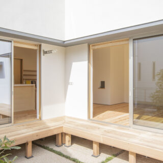 庭から見たLDK方向。レッドシダーの無垢板を使った広い縁側が、家の中と外を適度な距離感でつないでいる。子どもは庭で遊んだあと、この縁側で寝そべって遊ぶこともあるそうだ
