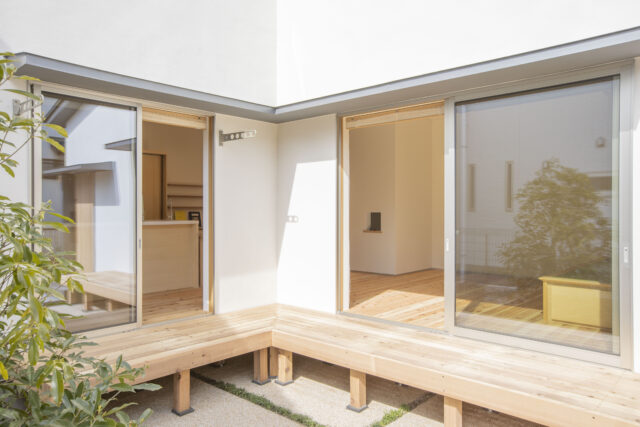 庭から見たLDK方向。レッドシダーの無垢板を使った広い縁側が、家の中と外を適度な距離感でつないでいる。子どもは庭で遊んだあと、この縁側で寝そべって遊ぶこともあるそうだ
