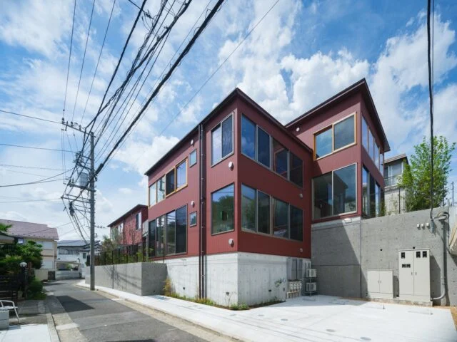 「施主の想い」に寄り添ってプランニング 高低差のある段丘地形を活かした共同住宅
