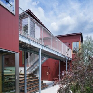 敷地中央に設けられた階段。生活動線となるとともに、住人同士のコミュニケーションの場ともなる