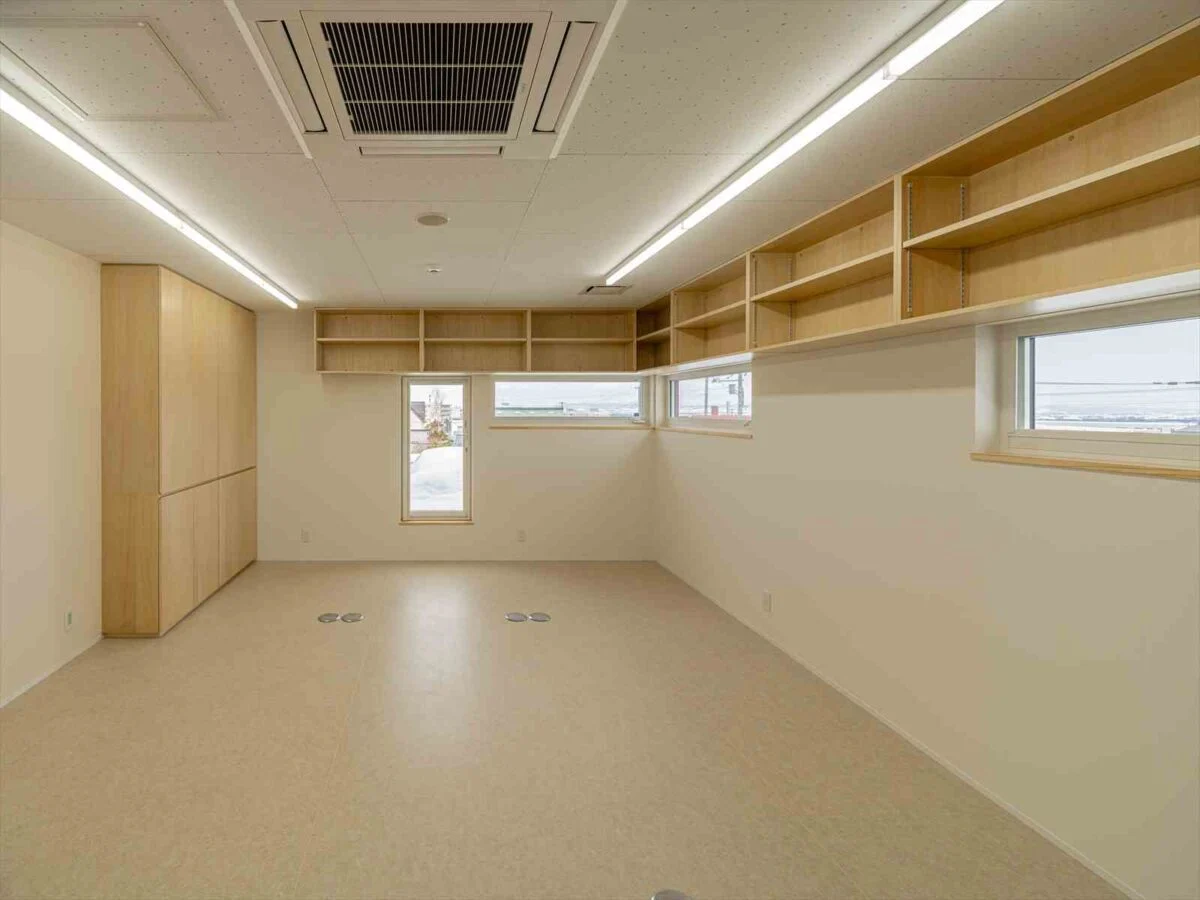 2階、職員室。窓からは園庭の様子が見える。現在は大きなテーブルを中心に置き、囲む形で会議などをしているとのこと